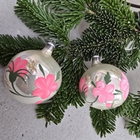 rosa-blomster-grønne-blade-på-sølvfarvet-glas-juletraeskugle-gammel-julepynt